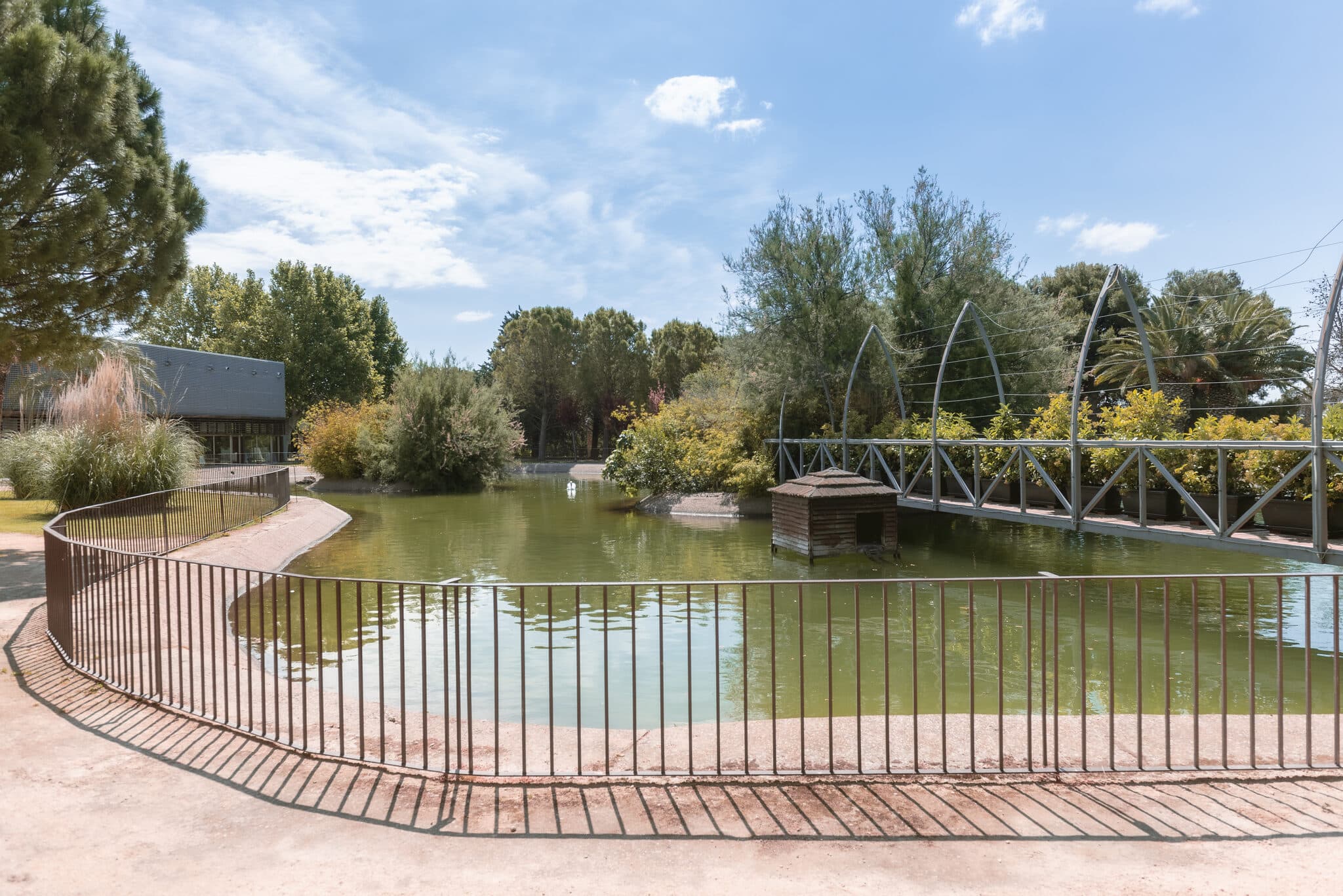 La lámina de agua de la Finca Sansui, con la pasarela y el jardín