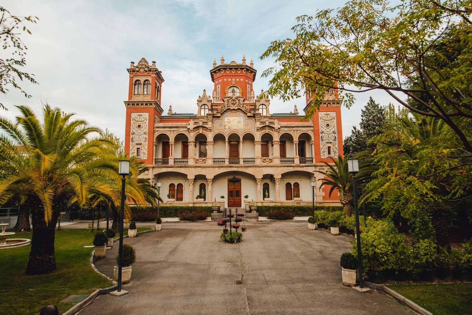 Fachada del Palacio de Larrinaga entre palmeras