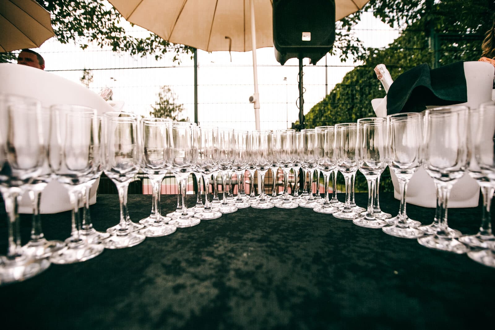 Copas de cristal preparadas sobre una mesa para un evento de empresa