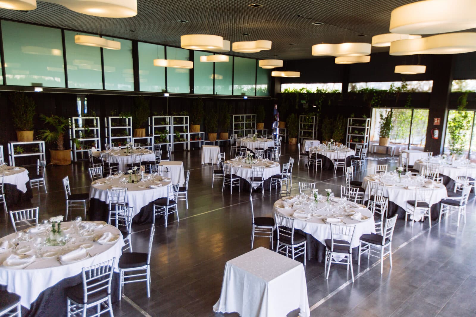 El salón contemporáneo del Espacio Ebro, con plafones circulares y jardín vertical