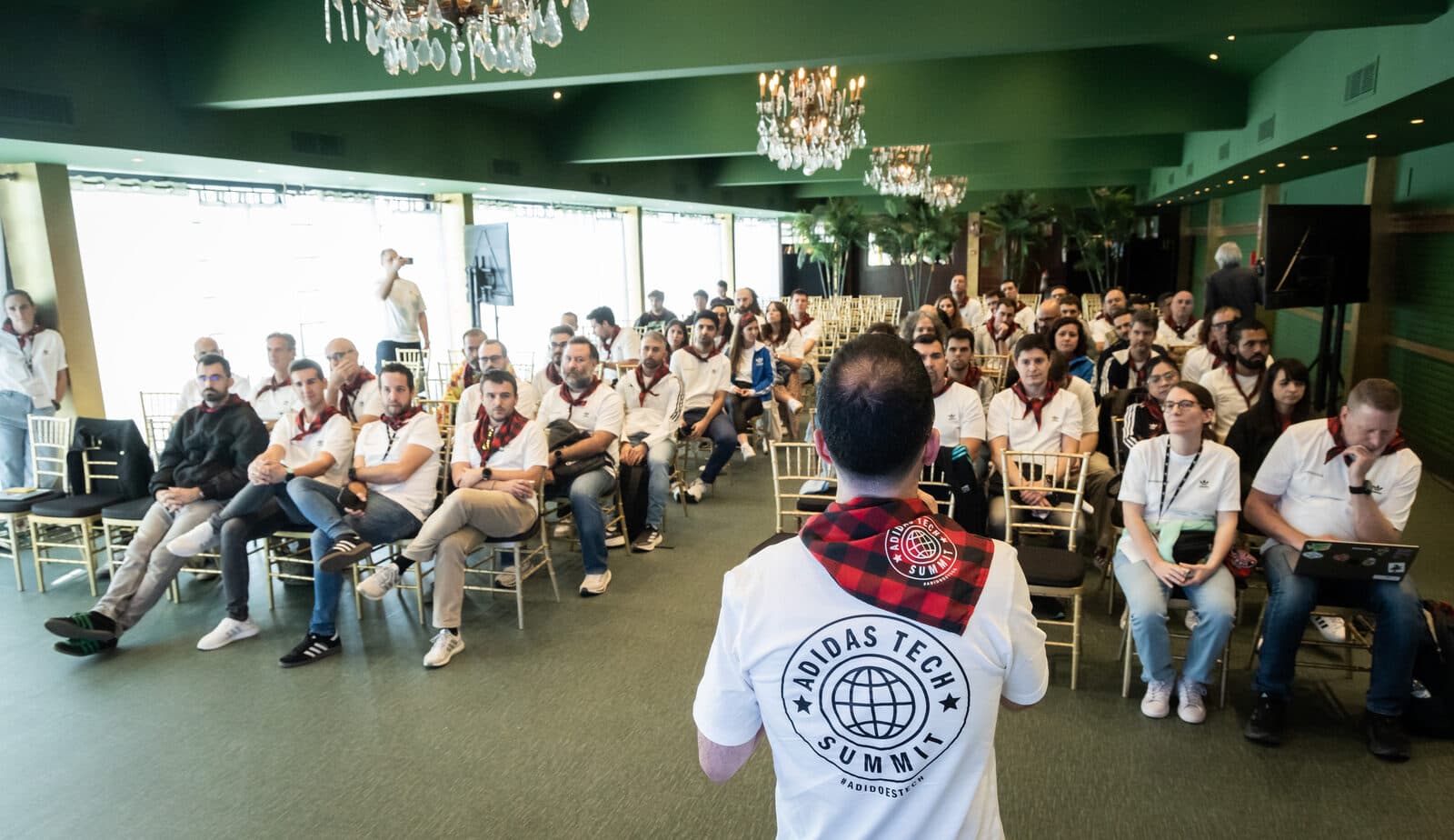 Vista amplia del auditorio durante una convención de empresa en El Cachirulo