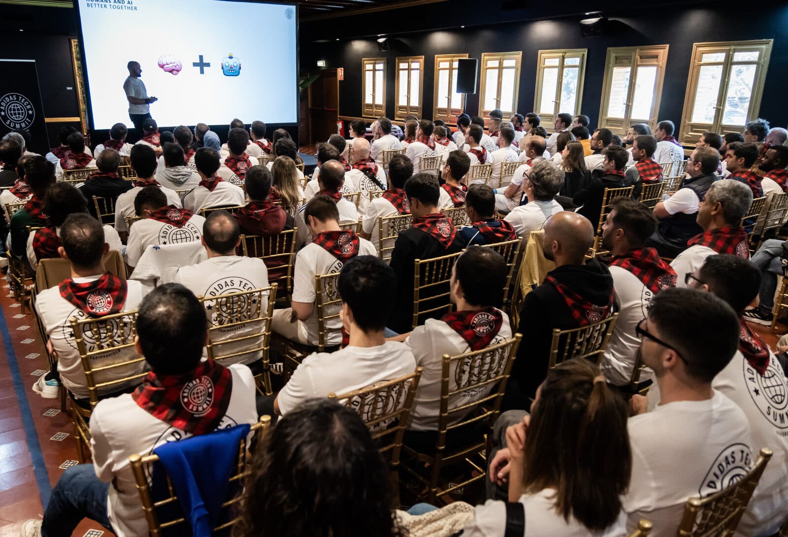 Público asistente y pantalla de proyección en un evento corporativo en El Cachirulo