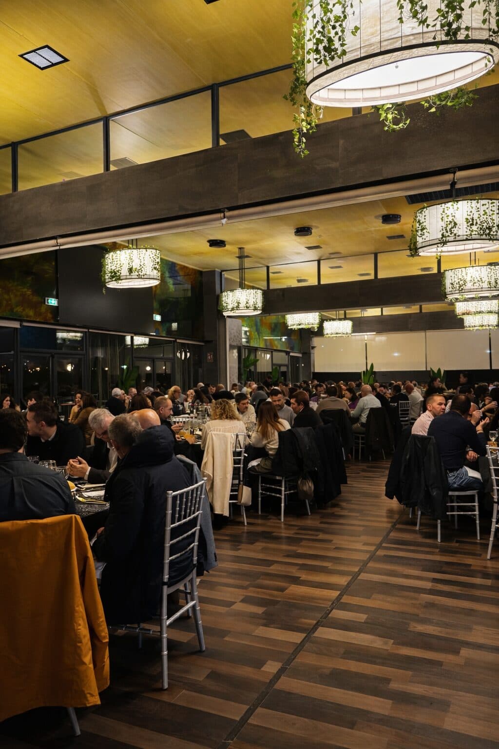 Cena de gala de empresa con mantelería ocre en Espacio Ebro