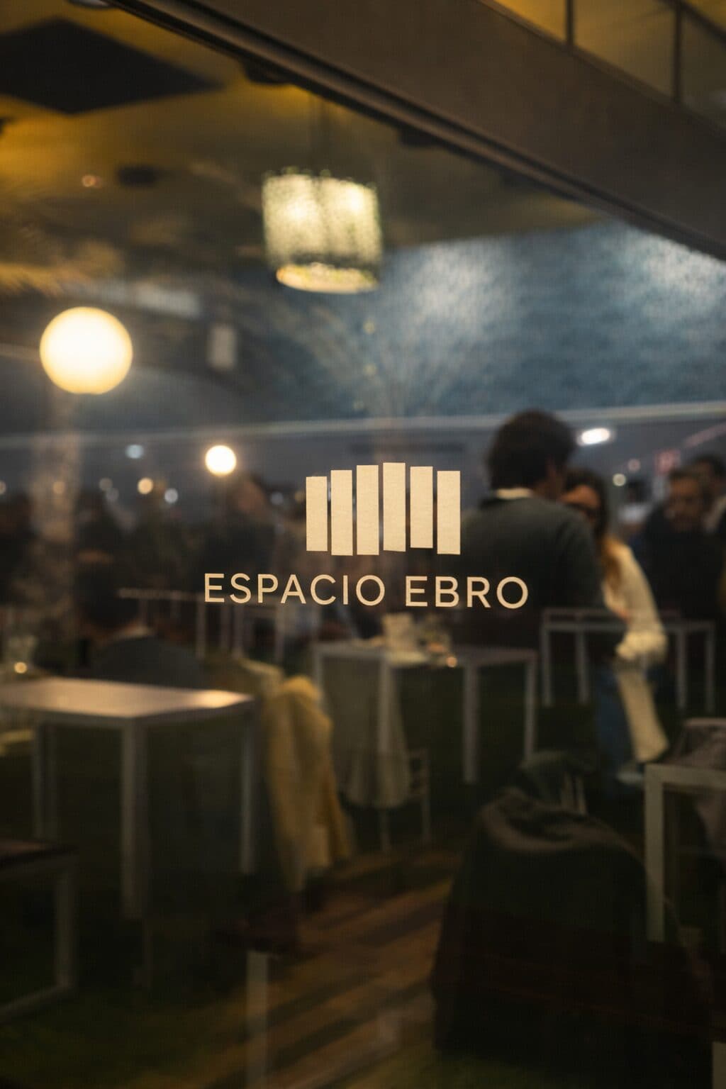 Cóctel de empresa con asistentes en Espacio Ebro