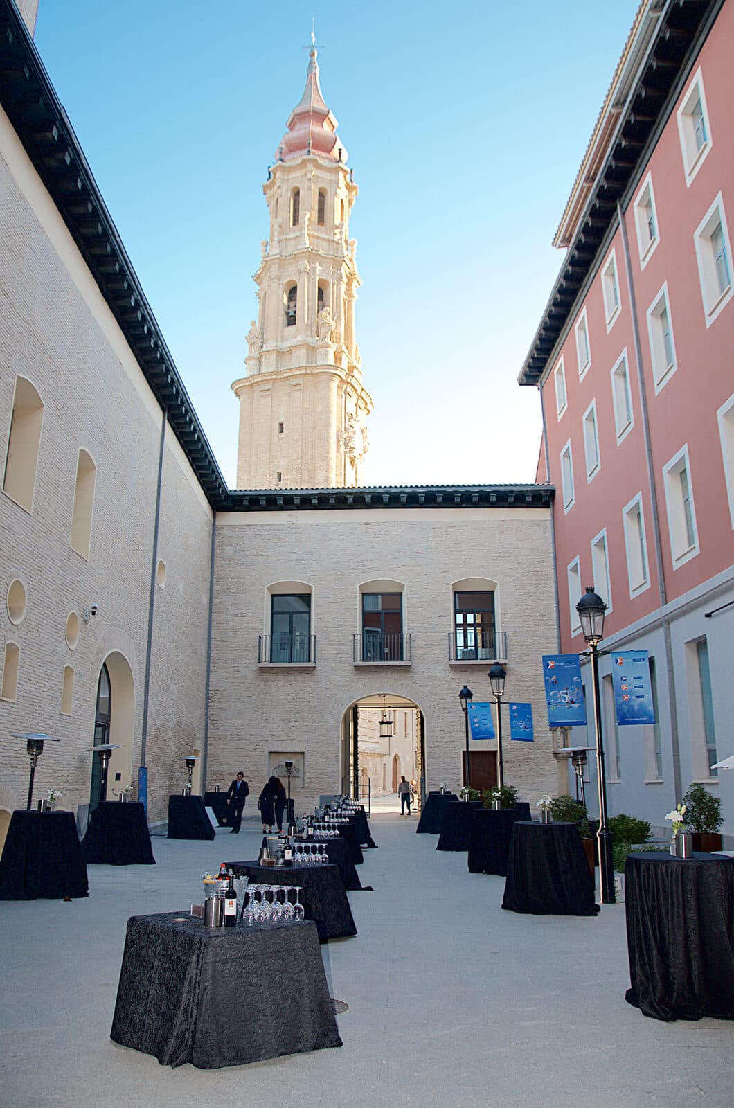 Cóctel corporativo al aire libre junto a la catedral en Espacio Ebro