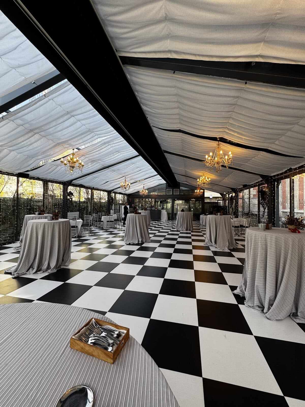 Salón con suelo ajedrezado montado para un evento de empresa en el Palacio de Larrinaga