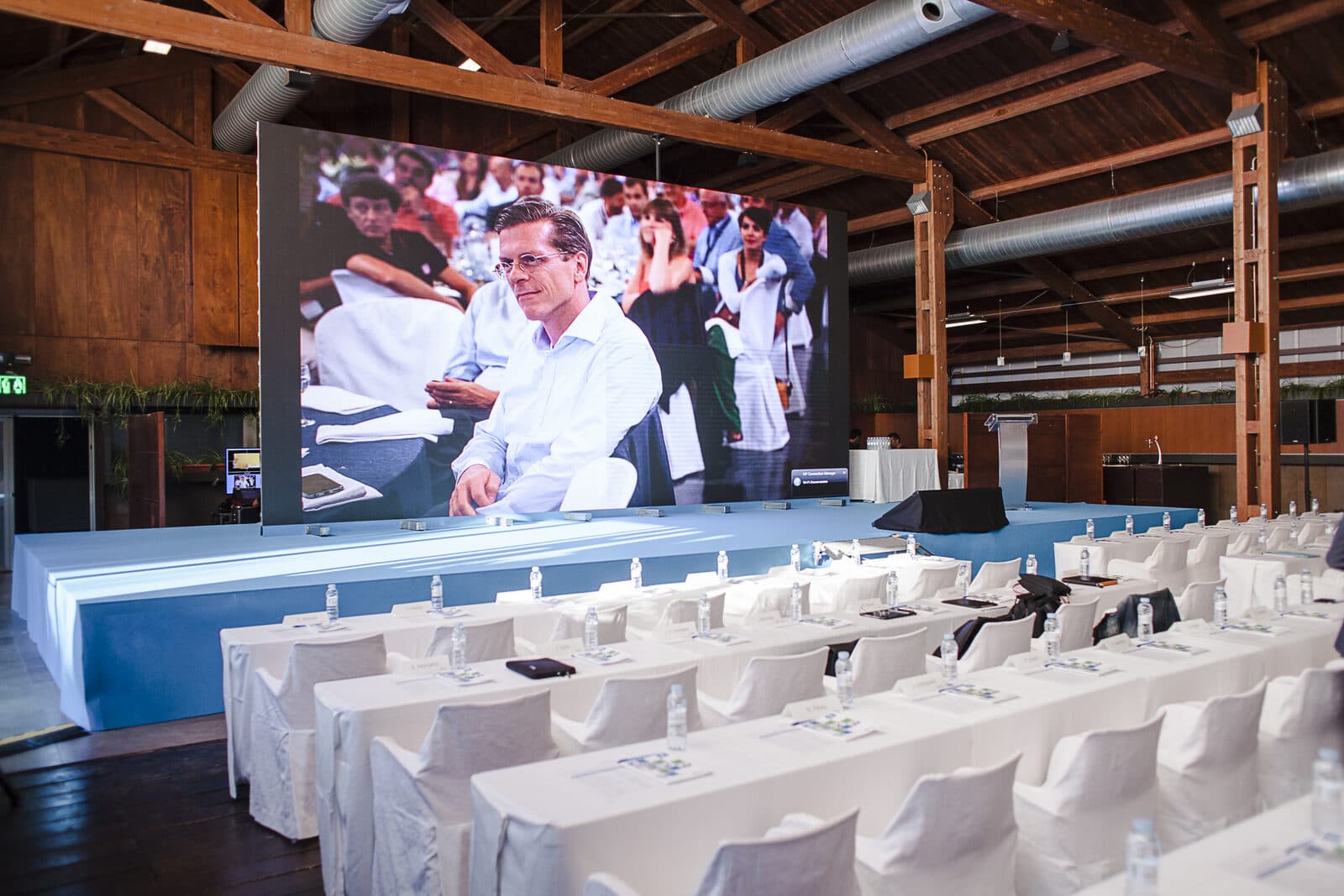Montaje de conferencia con pantalla gigante en Finca Sansui