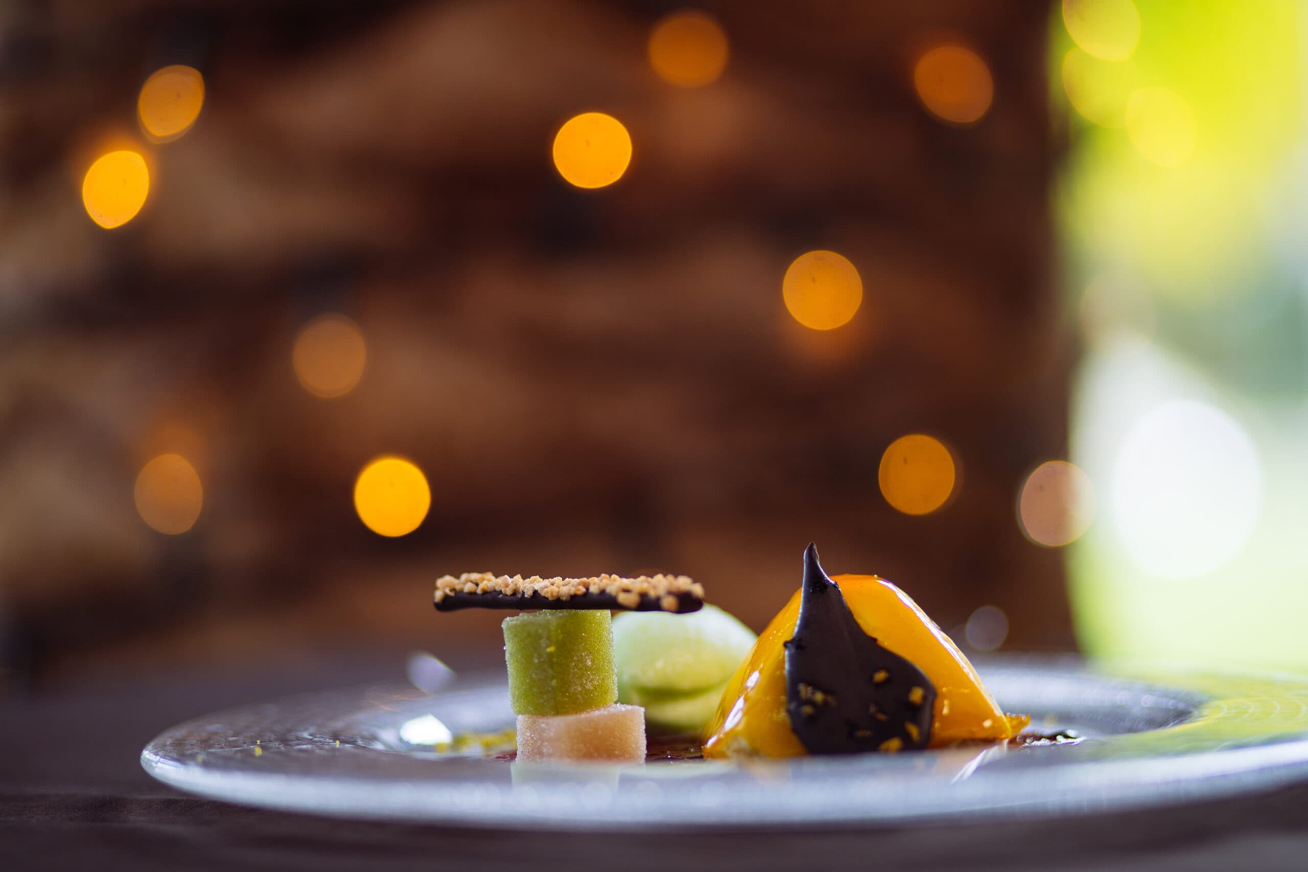 Plato de autor de Eventos El Cachirulo emplatado con esmero, ambiente cálido de celebración